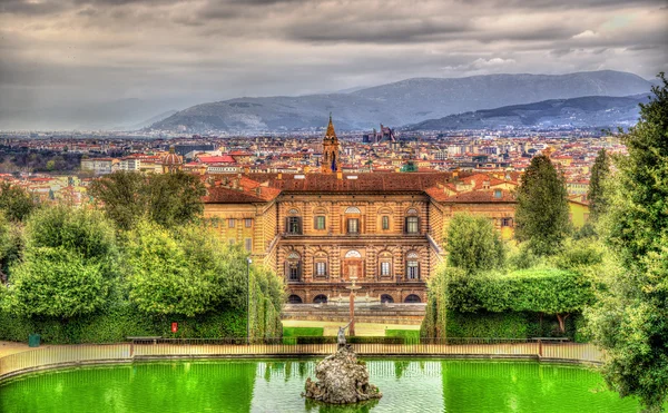 Вид на Дворец Питти во Флоренции - Италия — стоковое фото