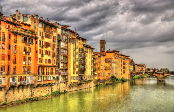 Weergave van embankment in Florence - Italië — Stockfoto
