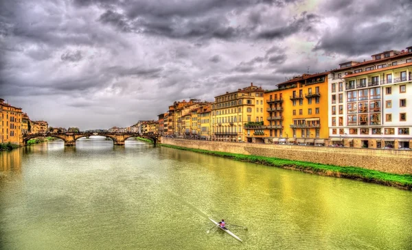 Uitzicht over Florence over de rivier de Arno - Italië — Stockfoto