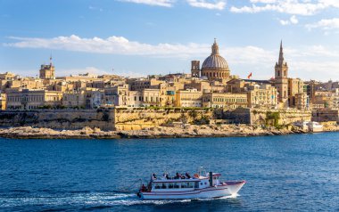 Malta limanda Marsamxett geçen yolcu teknesi