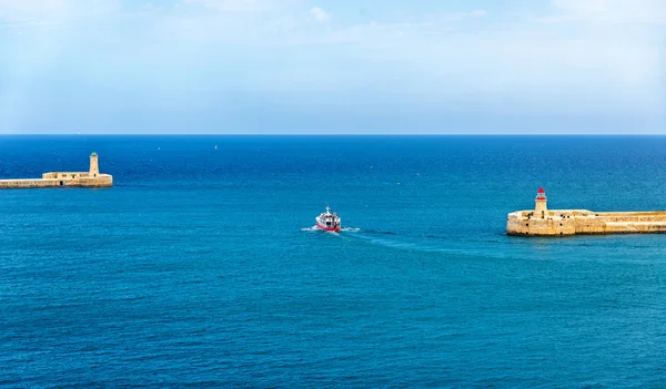 Boat leaving the port of Valletta - Malta — Stock Photo, Image