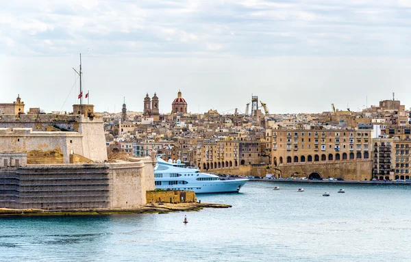 Widok Bormla (Cospicua) z Valletta - Malta — Zdjęcie stockowe