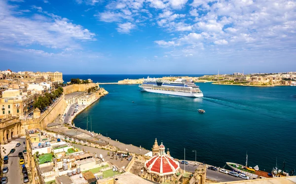 Navio de cruzeiro que parte de Valletta - Malta — Fotografia de Stock