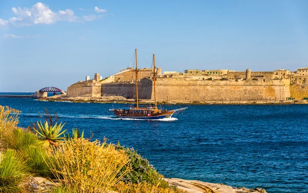 Vassel de vela pasando por el puerto de Marsamxett en Malta — Foto de Stock