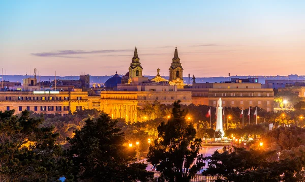 Abendliche Ansicht der floriana stadt in malta — Stockfoto