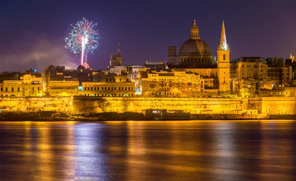 Utsikt över Valletta med fyrverkerier på påsk 2015 - Malta — Stockfoto