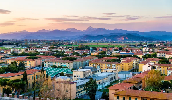 Blick auf die Apuanischen Alpen vom Pisa-Turm - Italien — Stockfoto