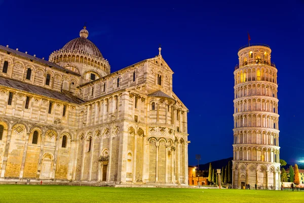 The Leaning Tower of Pisa and the Cathedral in the evening — Stock Photo, Image