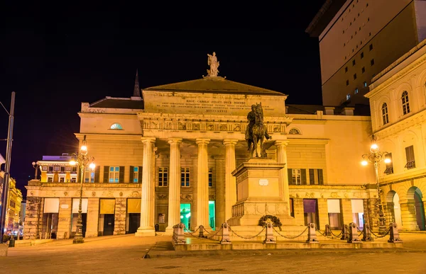 Garibaldi άγαλμα μπροστά από το Teatro Carlo Felice στην Γένοβα, Ιταλία — Φωτογραφία Αρχείου