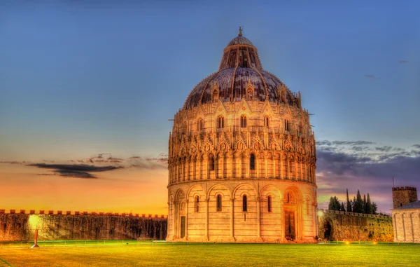 O Batistério de São João de Pisa à noite - Itália — Fotografia de Stock