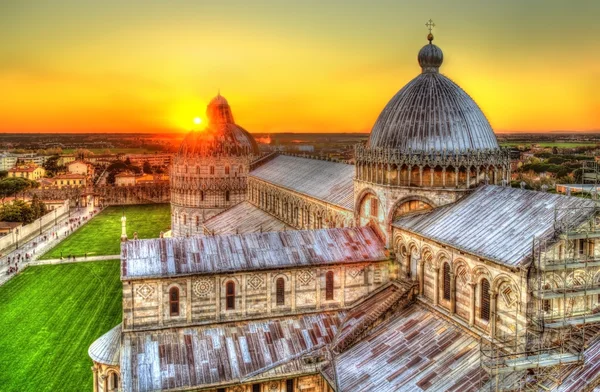 Puesta de sol sobre la Catedral de Pisa - Italia — Foto de Stock