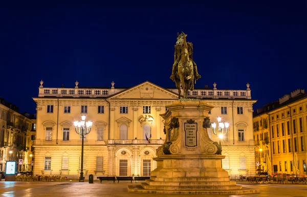 Estatua y Conservatorio en la plaza Bodoni de Turín - Italia — Foto de Stock