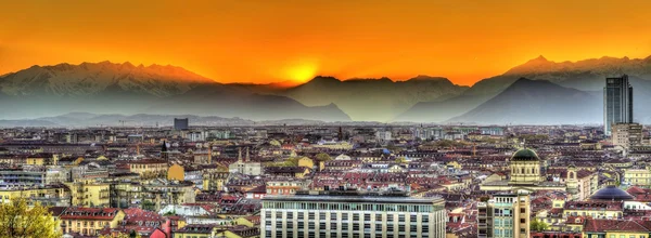 Ηλιοβασίλεμα πάνω από τις Άλπεις και Τορίνο πόλη - Ιταλία — Φωτογραφία Αρχείου