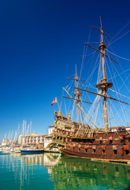 Yelkenli tekne, port Cenova - İtalya