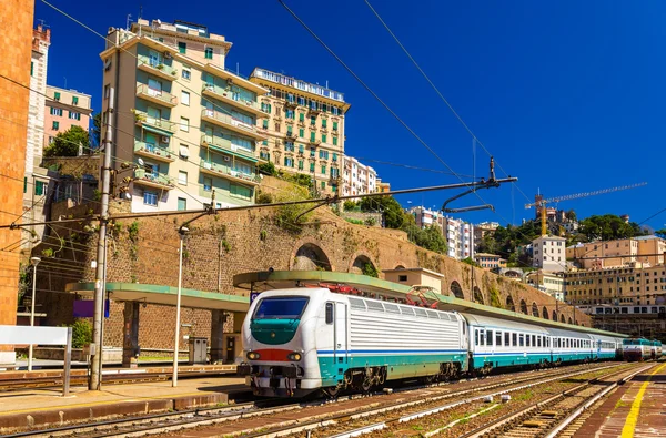 Pasażer pociągu na dworzec kolejowy Genova Piazza Principe - Ital — Zdjęcie stockowe