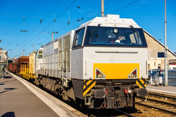 Diesel locomotive hauling a freight train at Besancon station - — Stock Photo, Image