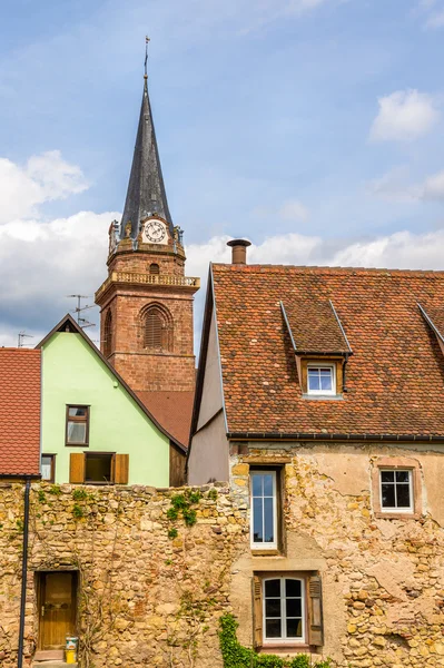 Bergheim dorp met defensie muur en en Belfort - Elzas, Fran — Stockfoto