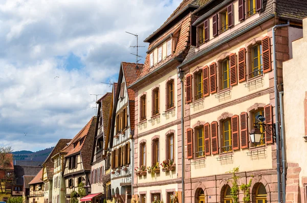 Traditionelle Fachwerkhäuser in bergheim - elsass, franz — Stockfoto