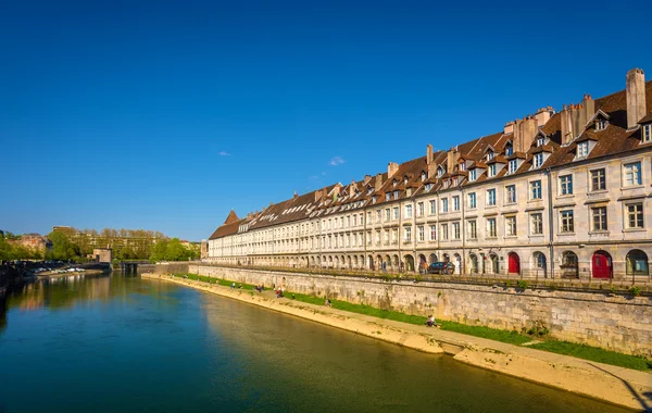 Weergave van embankment in Besançon met tram op een brug - Frankrijk — Stockfoto