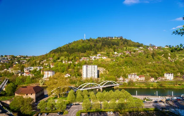 Podul care traversează râul Doubs din Besancon - Franța — Fotografie, imagine de stoc