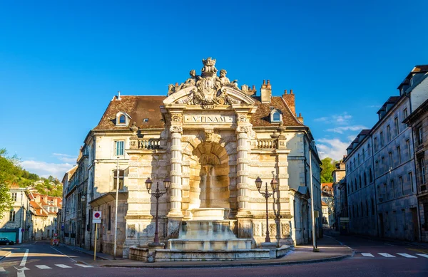 Fontaine de la place Jean-kornet Besancon, Fransa — Stok fotoğraf