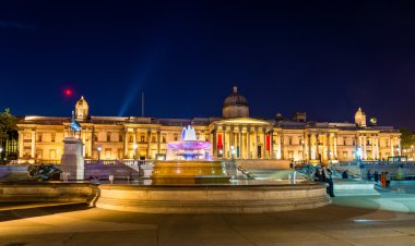 Çeşme ve Trafalgar Meydanı ' nda Londra National Gallery