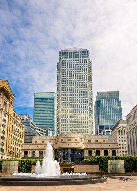 Çeşme iş bölgesinde - Lon Canary Wharf Cabot meydanında