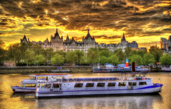 Το Royal Horseguards Hotel, ένα ιστορικό κτήριο σε μια τράπεζα του θορίου — Φωτογραφία Αρχείου