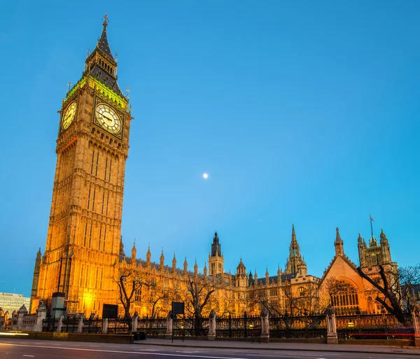 Der elizabeth-turm des palastes von westmünster (big ben) — Stockfoto