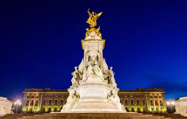 Le Victoria Memorial dans la soirée - Londres, Angleterre — Photo