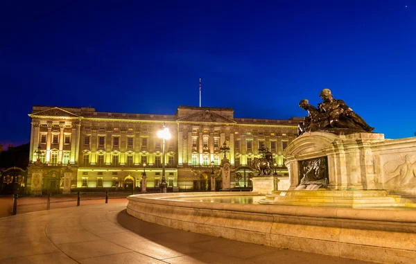 Palacio de Buckingham por la noche Londres, Inglaterra — Foto de Stock