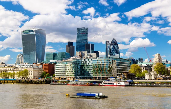 Wieżowce w centrum Londynu nad Tamizą - Anglia — Zdjęcie stockowe