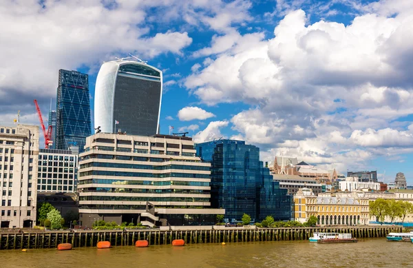 Arranha-céus da cidade de Londres sobre o Tamisa - Inglaterra — Fotografia de Stock