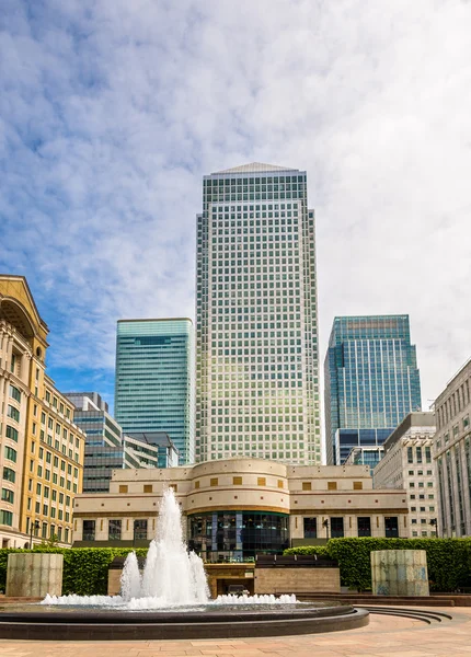 Fountain on Cabot Square in Canary Wharf business district - Lon — Stock Photo, Image