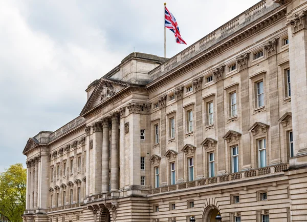 Fachada do Palácio de Buckingham em Londres - Grã-Bretanha — Fotografia de Stock