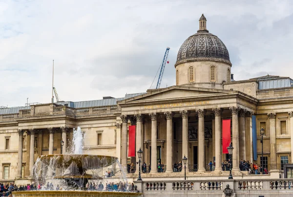 Fontän och National Gallery på Trafalgar Square, London — Stockfoto