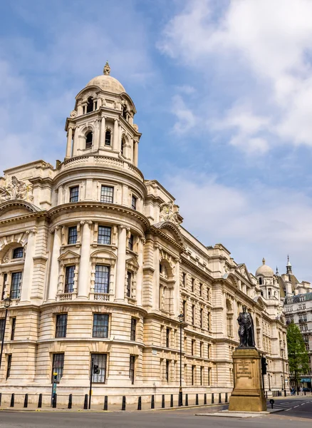 Altes kriegsbürogebäude in london - england — Stockfoto