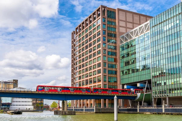 Docklands Light Railway v Canary Wharf obchodní čtvrti-Lon — Stock fotografie