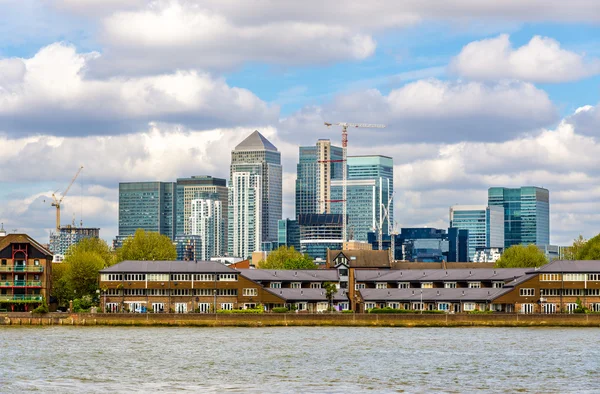 Utsikt över Canary Wharf distrikt med floden Themsen - London — Stockfoto