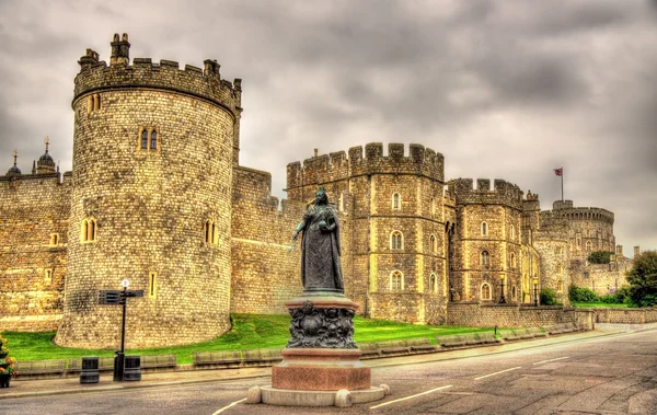 ウィンザー城 - イングランドの前にビクトリア女王の像 — ストック写真