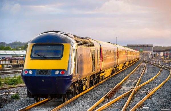 Tåget lämnar läsa station i England, Storbritannien — Stockfoto