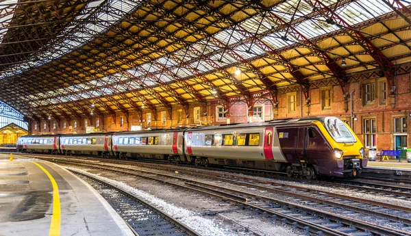 Persontåg på Bristol Temple Meads tågstation, England — Stockfoto