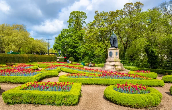 Friary Gardens with a statue of the 3rd Marquess of Bute - Gardi — Stok fotoğraf