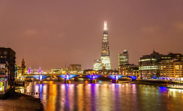 与泰晤士河-英格兰的伦敦天际线 — 图库照片
