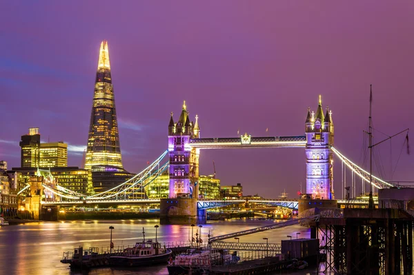 Pohled z mostu Tower Bridge v večer - Londýn — Stock fotografie