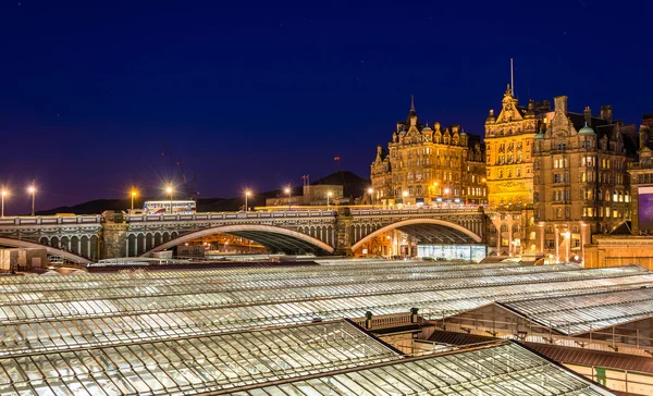 Utsikt över centrum av Edinburgh och taket av Waverley Ra — Stockfoto