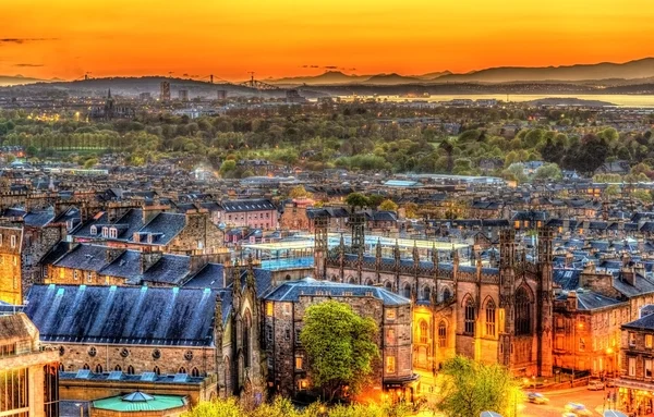 Puesta de sol sobre Edimburgo vista desde Calton Hill - Escocia — Foto de Stock
