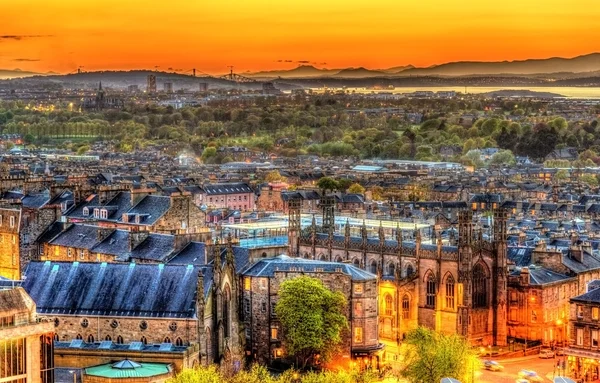 Západ slunce nad Edinburgh při pohledu ze Calton Hill - Skotsko — Stock fotografie