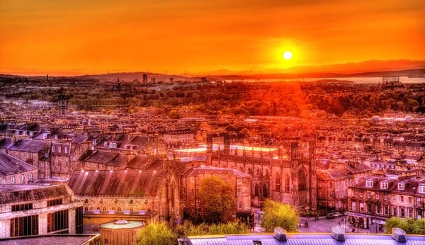 Günbatımı üzerinde Calton Hill - İskoçya ' görüldüğü gibi Edinburgh — Stok fotoğraf