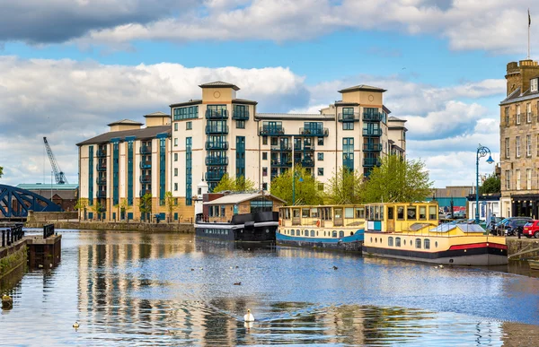 Água de Leith, um rio em Edimburgo, Escócia — Fotografia de Stock